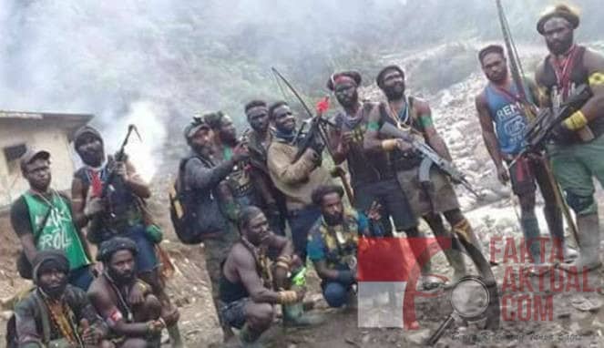 Photo. kelompok bersenjata Papua dalam konteks pegang senjata.
