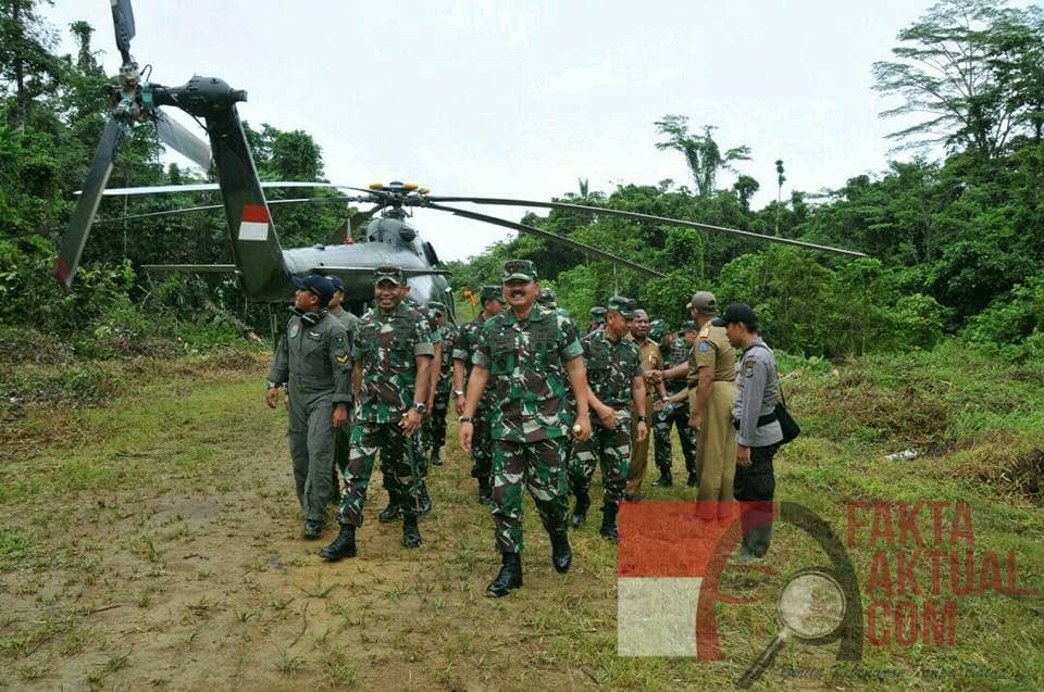 Photo, Panglima TNI, Turun dari Helikpoter.