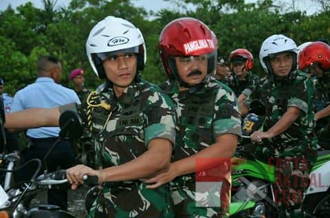 Photo, Panglima TNI naik sepeda motor untuk meninjau lokasi pembangunan pangkalan TNI di Papua.