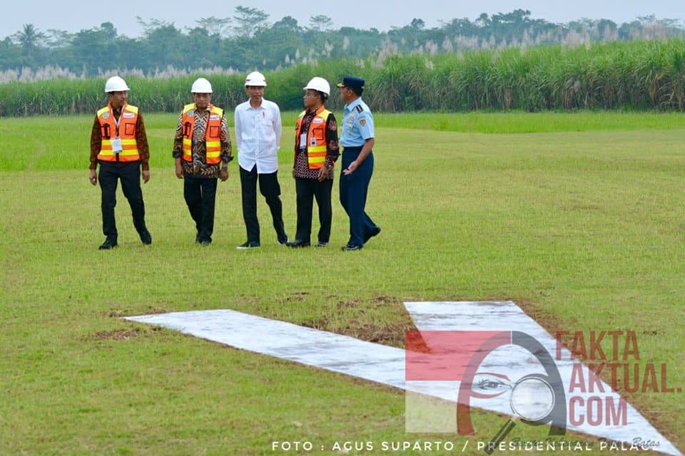 Photo, Presiden Jokowi meninjau persiapan pembangunan Bandara Sudirman di Jawa Tengah yang diperkirakan akan selesai tahun depan.