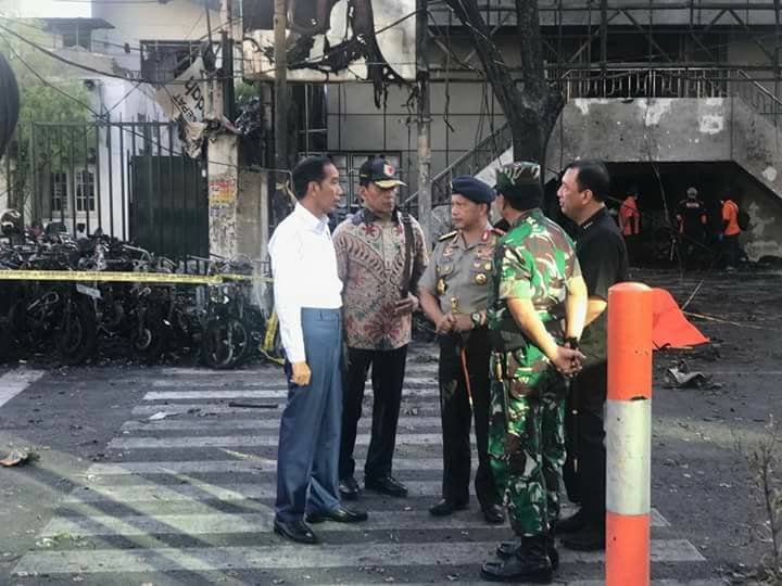 Photo, Presiden Jokowi Tinjau lokasi Ledakan Bom Gereja di Surabaya bersma Kapolri.