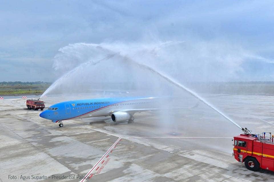 Photo, Pesawat Kepresidenan yang tiba di Bandara Internasional Kertajati, Jawa Barat. launching pendaratan Pertama dan disambut dengan siraman air Bersih sebagai Selamatan.