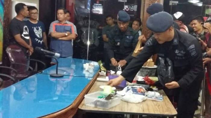 Densus 88 anti teror menggelar barang-barang temuan dikampus Universitas Riau, Berupa Bom rakitan dan bahan-bahan peledak lainnya. (sumber Photo : Tribun).
