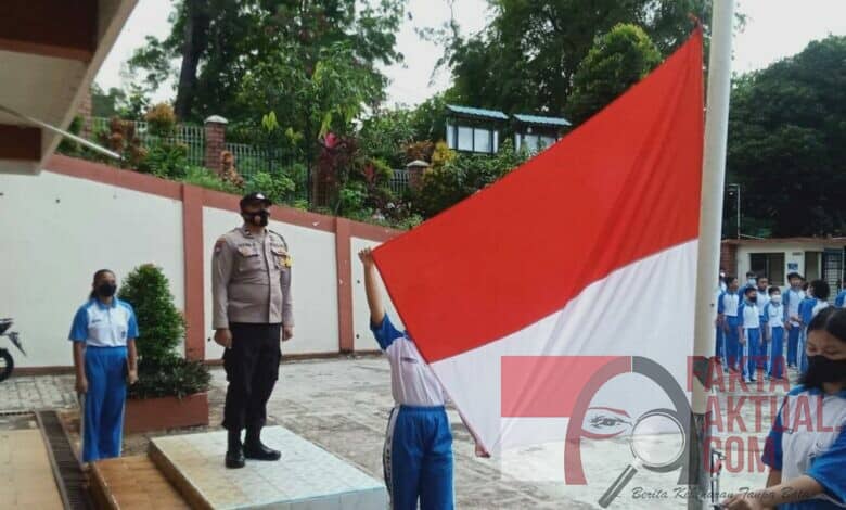 Bhabinkamtibmas Polsek Lubuk Baja Beri Pelatihan Upacara Bendera Kepada Siswa SMP Kristen Immanuel Batam