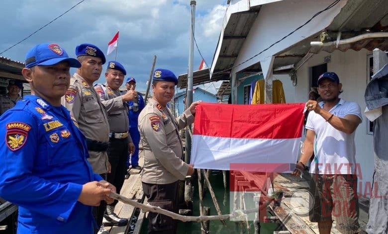 Ditpolairud Polda Kepri Salurkan 100 Bendera Merah Putih ke Masyarakat Pesisir Pantai, Rangka HUT RI ke-78
