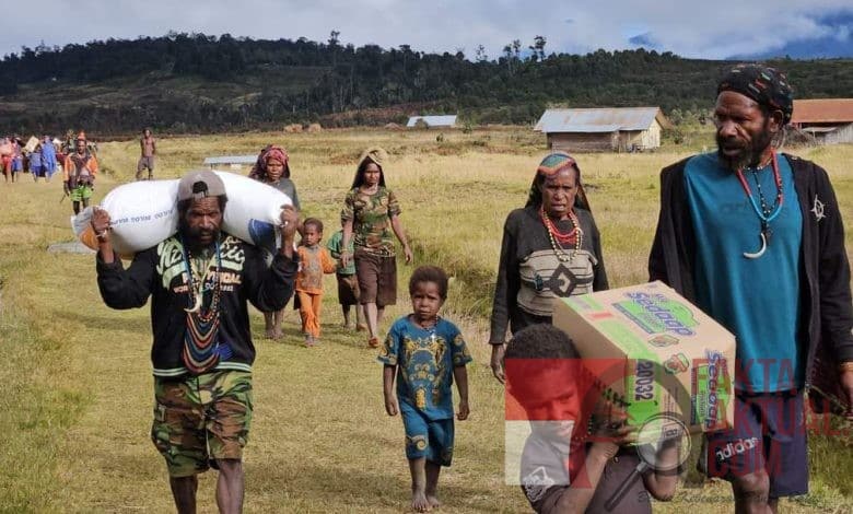 Kapolri Salurkan 264,7 Ton Beras, 1.500 Paket Sembako Bagi Warga Papua Terdampak Kekeringan 