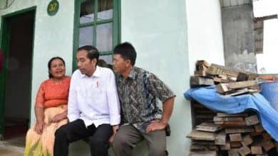 Photo of Tak Kenal Lelah, Presiden Kunjungi Pengungsi Korban Sinabung