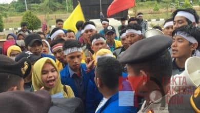Photo of Aksi Demo Mahasiswa Makan Korban PNS Disdik