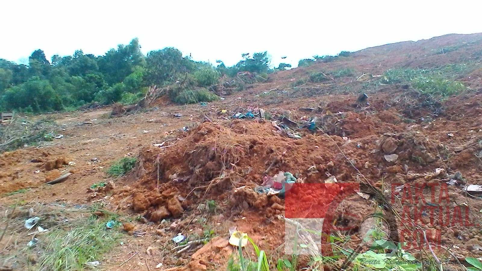 Photo, lokasi lahan yang sedang dikerjakan oleh PT. Kaliban dan penutupan akses jalan warga dikavling Baru Sanjulung.