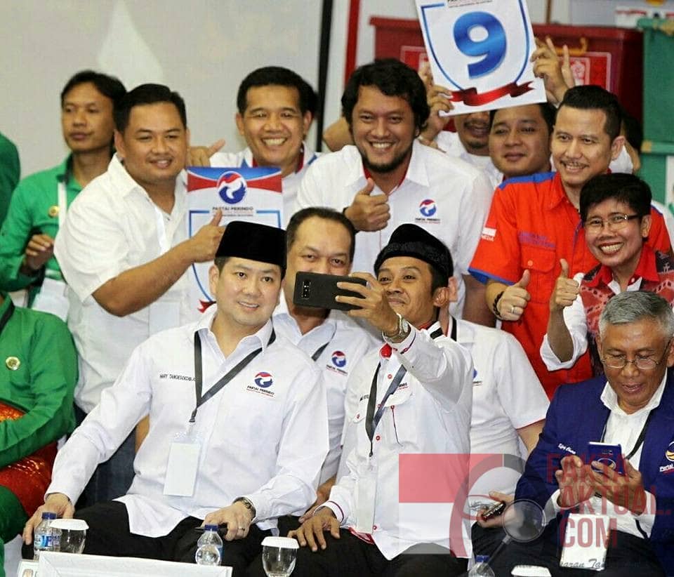 Photo, Ketua Umum DPP Partai Parindo bersama jajarannya, photo bersama saat pencabutan nomor urut Partai dikantor KPU Pusat, Jakarta.