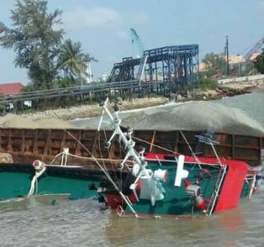Pelabuhan CPO Pertamina Kabil “Telan” Tagboat Dan Tongkang Bermuatan Coral