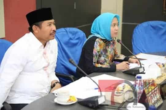 Ketua DPRD Kota Batam sekaligus Ketua OC Rakernas Adeksi Ke-III, Nuryanto,SH,MH mendengarkan masukan yang disampaikan peserta rapat.