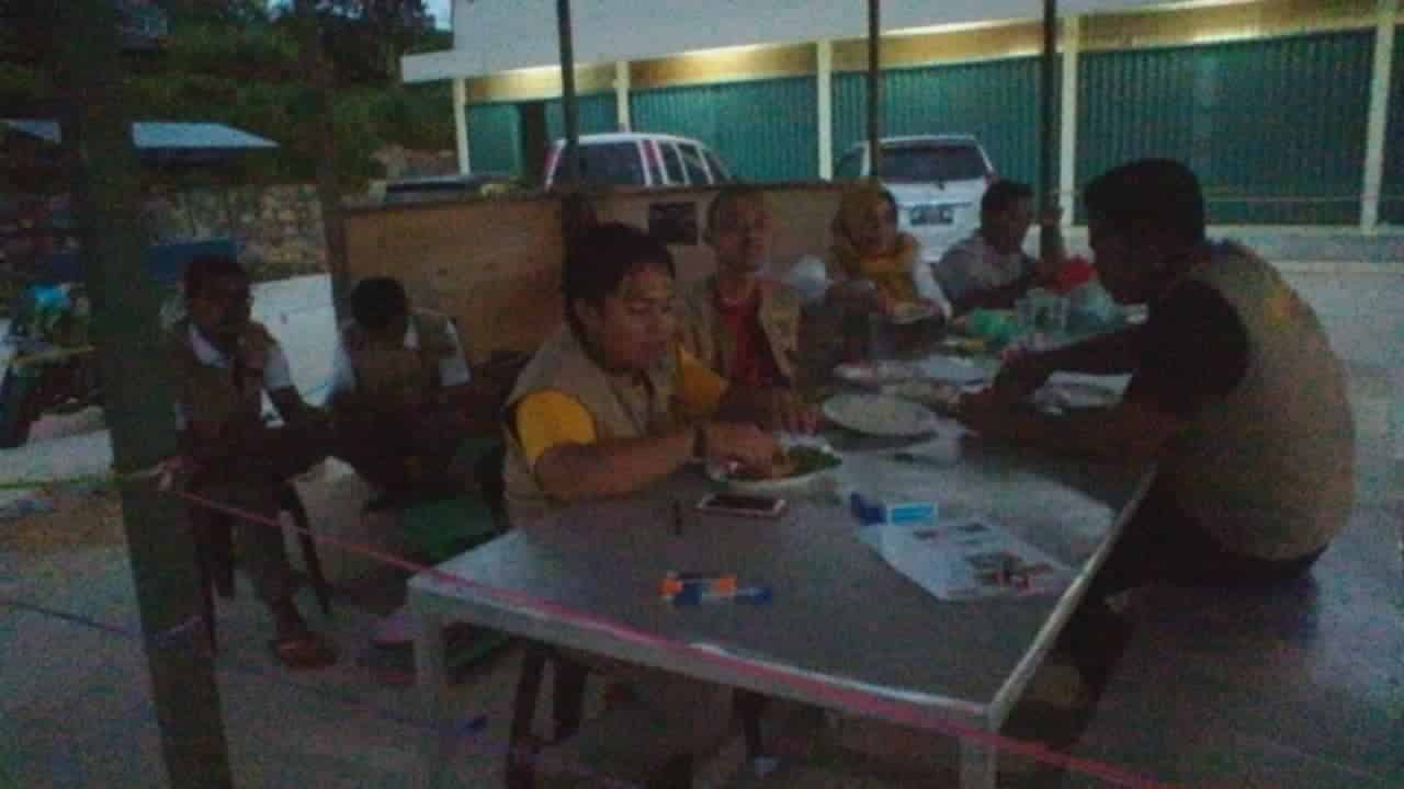 Photo, Pegawai BPN Batam, sedang makan malam dikursi masing-masing saat melayani masyarakat kavling Punggur.
