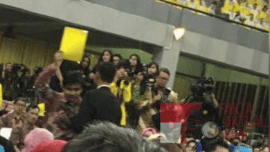 Memalukan! Mahasiswa UI Memberi Kartu Kuning Kepada Presidennya Memalukan! Mahasiswa UI Memberi Kartu Kuning Kepada Presidennya