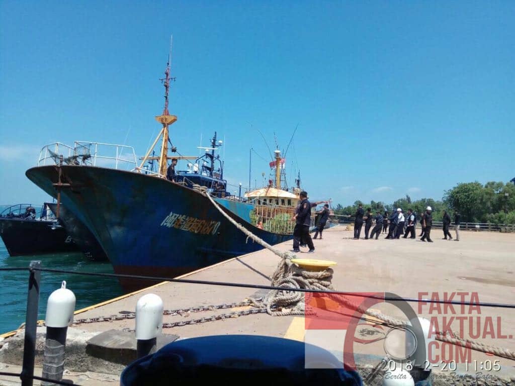 Kapal ikan yang mengangkut Sabu saat diamankan disalah satu pelabuhan di Batam oleh BC Batam bersama Tim.