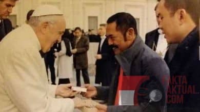 Photo of Dapat Pesan Khusus dari Paus Fransiskus, Walikota Solo Bahagia, Apa Pesannya?