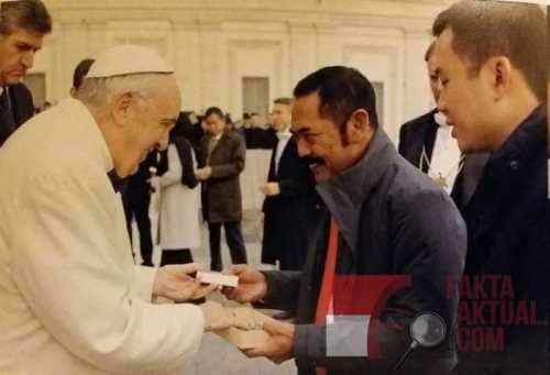 Photo, Walikota Solo Bertatap muka langsung dengan Sri Paus di Vatikan. Menerima pesan dan merasa dirinya Bahagia.
