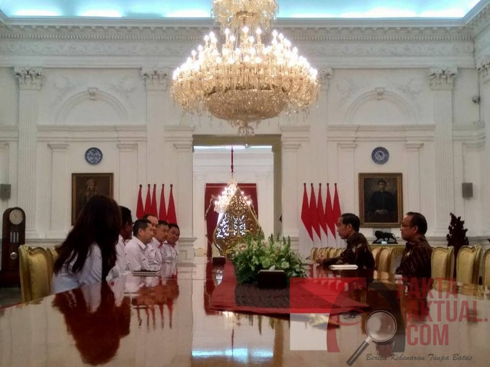 Photo, Presiden menyambut baik kedatangan Pengurus DPP Partai Perindo, Jokowi memberi wejangan Positif kepada DPP Perindo supaya menjalankan Demokrasi Politik yang sehat dan bijaksana.