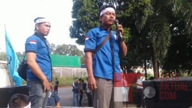 Photo, Jonner Sirait Ketua SBSI Cabang Batam. Dalam orasinya menuntut Hak-hak Buruh diKota Batam. Photo, Jonner Sirait Ketua SBSI Cabang Batam. Dalam orasinya menuntut Hak-hak Buruh diKota Batam.
