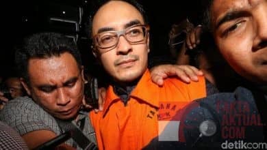 Zumi Zola Resmi Pakai Baju Oranye