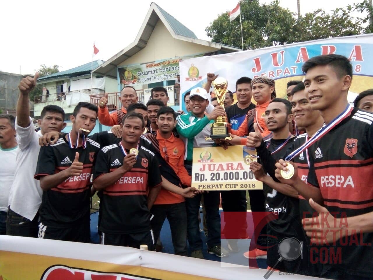 Photo, Penyerahan Piala kepada pemenang dalam PERPAT CUP 2018.