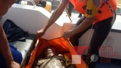 Photo of Photo, Jenajah Kompol Andi Wakapolres Labuhan Batu yang sedang dievakuasi dari TKP saat Karam nya speedboat yang ditumpanginya bersama rombongan.