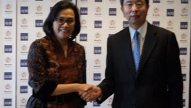 Photo of Sri Mulyani Bersama Presiden ADB Takehiho Nakao Dalam Acara Pertemuan Tahunan ke 51 Asian Development Bank