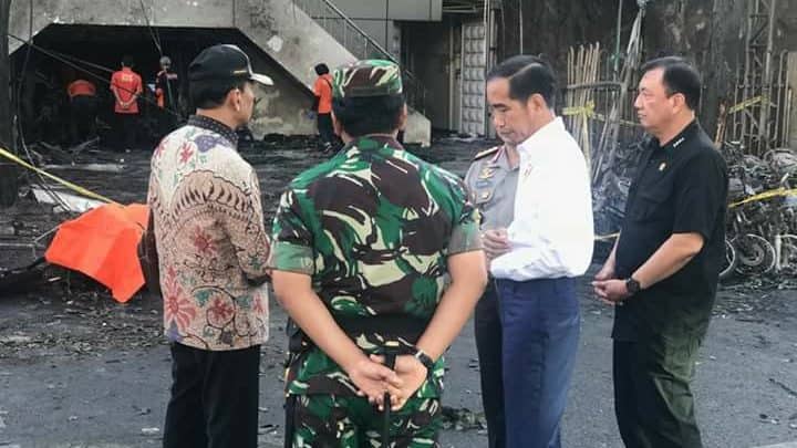 Cek Lokasi Ledakan Bom di GPPS Arjuno, Jokowi Bersama Kapolri