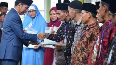 Tanpak Akrab Bersama Warga, Presiden Bagikan Sertifikat Tanah Di Padang Tanpak Akrab Bersama Warga, Presiden Bagikan Sertifikat Tanah Di Padang