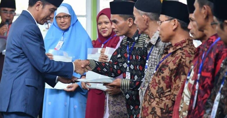 Tanpak Akrab Bersama Warga, Presiden Bagikan Sertifikat Tanah Di Padang