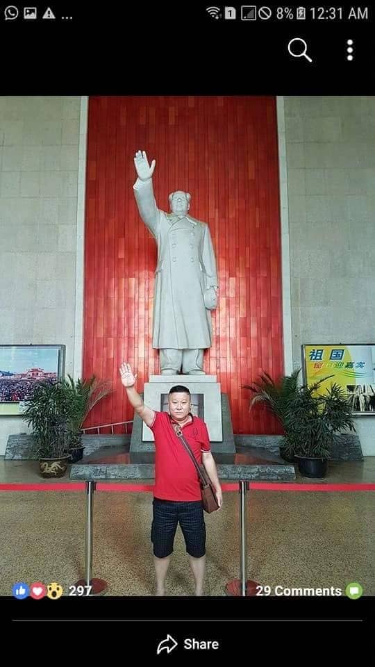 Photo Lik Khai anggota DPRD Batam yang menirukan Patung Mao Zedong Pendiri Komunis di daratan Tiongkok Cina.