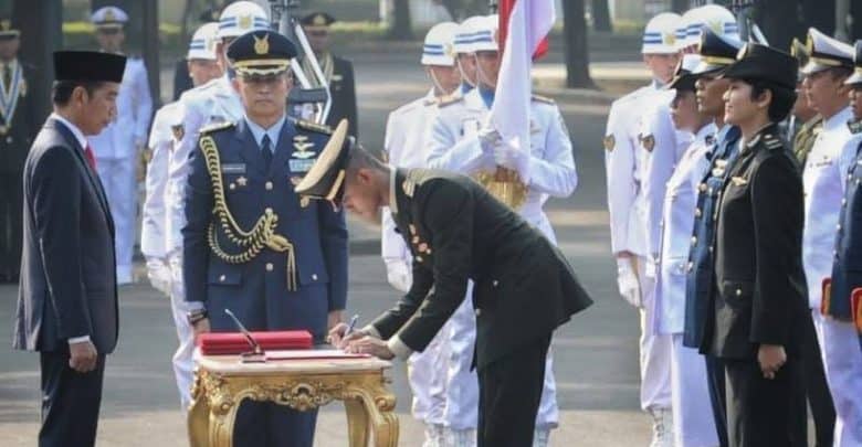 724 Perwira Dari TNI dan POLRI Dilantik Presiden Di Istana Negara