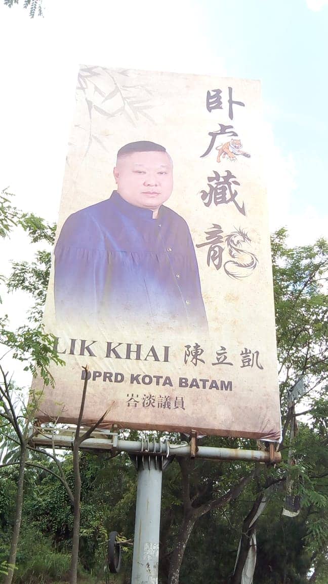 Photo Baliho Lik Khai dengan tulisan Cina dan DPRD Kota Batam.