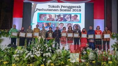 Photo of Tokoh Hutan Sosial 2019 Dapat Piagam Penghargaan