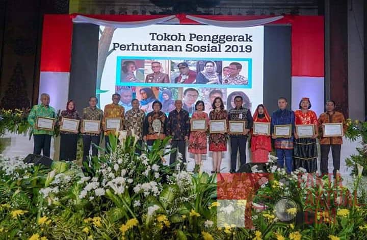 Tokoh Hutan Sosial 2019 Dapat Piagam Penghargaan