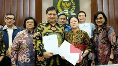 Menteri LHK Serahkan RUU Omnibus Law Kepada Ketua DPR-RI Menteri LHK Serahkan RUU Omnibus Law Kepada Ketua DPR-RI