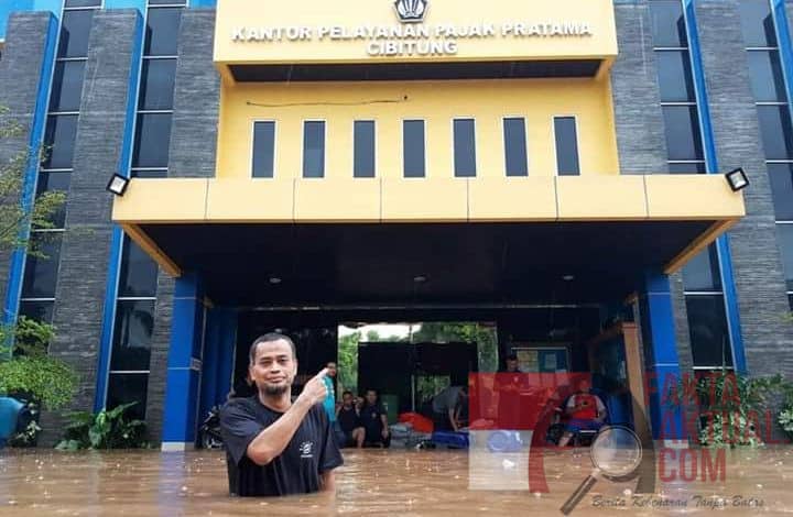 Photo of Saat Jakarta Banjir, Anis Kemana? Menkeu Prihatin