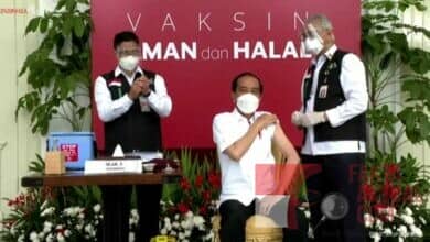 Photo of Salud ! Demi Rakyat,  Presiden RI Duluan Disuntik Vaksin Covid-19
