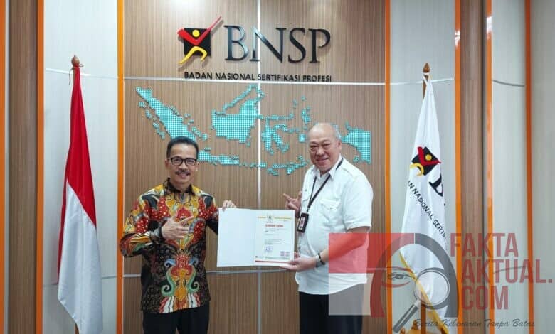 Photo of Ketua BNSP Serahkan Langsung Sertifikat Lisensi LSP SDM TIK