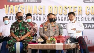 KAPOLRESTA BARELANG BERSAMA FORKOPIMDA KOTA BATAM TINJAU PELAKSANAAN VAKSINASI BOOSTER COVID-19 DI MALL BOTANIA 2 KOTA BATAM KAPOLRESTA BARELANG BERSAMA FORKOPIMDA KOTA BATAM TINJAU PELAKSANAAN VAKSINASI BOOSTER COVID-19 DI MALL BOTANIA 2 KOTA BATAM