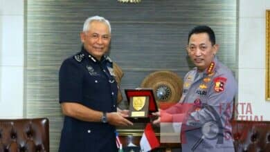 Photo of Bertemu Kepala Kepolisian Malaysia, Kapolri Bahas PMI Ilegal Hingga Penanganan Covid-19
