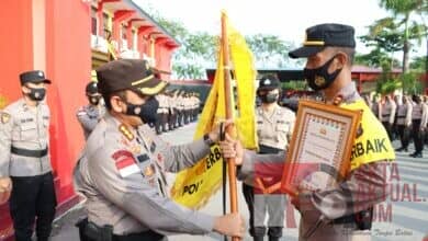 Kapolresta Barelang Beri Penghargaan Kepada Polsek Belakang Padang Kapolresta Barelang Beri Penghargaan Kepada Polsek Belakang Padang