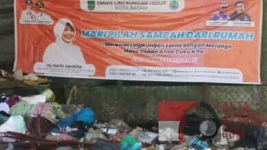 Ironis, Spanduk Politik Dibalik Sampah Menumpuk Tak Terangkut Ironis, Spanduk Politik Dibalik Sampah Menumpuk Tak Terangkut