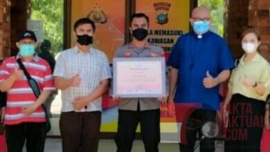 Kapolsek Sekupang Terima Penghargaan Dari LSM JPMPPA Kota Batam Kapolsek Sekupang Terima Penghargaan Dari LSM JPMPPA Kota Batam