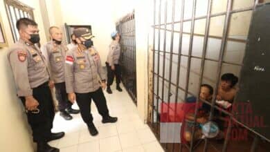 KAPOLRESTA BARELANG LAKSANAKAN KUNJUNGAN KERJA DI ZONA 1 DALAM RANGKA TATAP MUKA DAN PENGECEKAN LANGSUNG PELAYANAN MASYARAKAT DI POLSEK JAJARAN