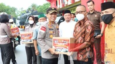 Photo of Semarak HUT Bhayangkara ke-76 tahun 2022, Polresta Barelang Salurkan Paket Sembako