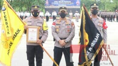 Kapolresta Barelang Beri Penghargaan  Personil yang berprestasi dan Kepada Polsek Galang Sebagai Polsek Kinerja Terbaik Periode Bulan Mei 2022