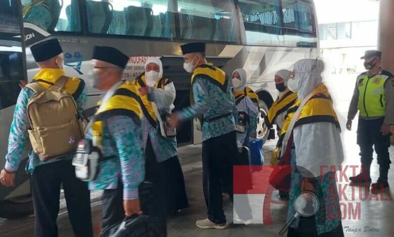 Polsek Kawasan Bandara Hang Nadim Lakukan Pengamanan Terkait Kedatangan Calon Jamaah Haji Dari  Kab. Anambas