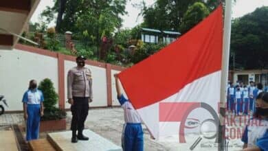 Photo of Bhabinkamtibmas Polsek Lubuk Baja Beri Pelatihan Upacara Bendera Kepada Siswa SMP Kristen Immanuel Batam