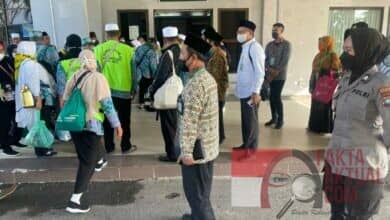 Photo of Polsek Batam Kota Terjunkan Personil Untuk Pengamanan Kepulangan Jamaah Haji Asal Provinsi Kalimantan Barat